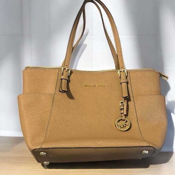 Michael Kors Tan Leather Tote Bag. Zip closure. Side pockets. - Picture 1 of 8